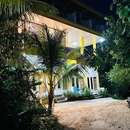 Tarsan Homestay Labuan Bajo Exterior photo