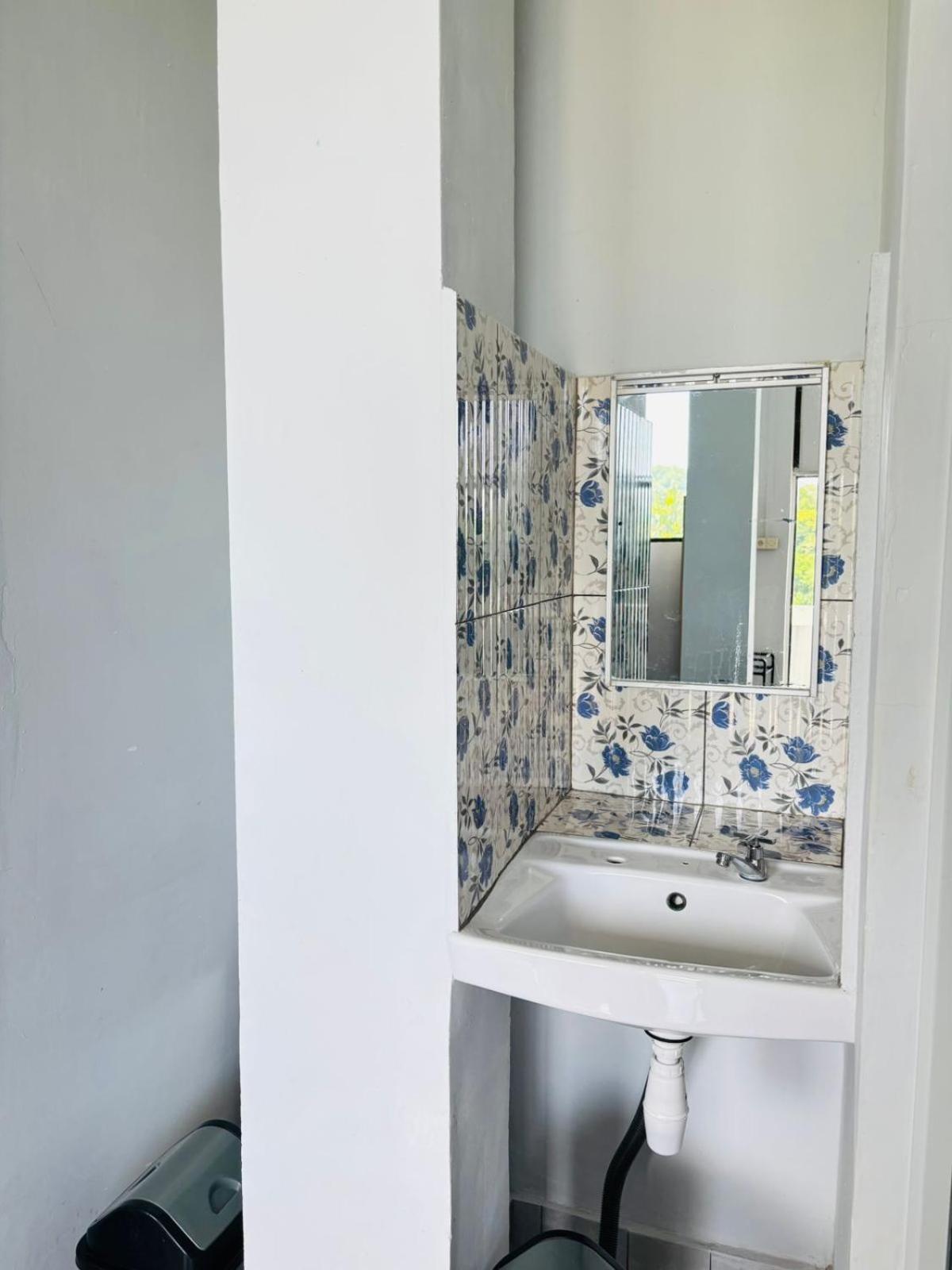 Tarsan Homestay Labuan Bajo Exterior photo